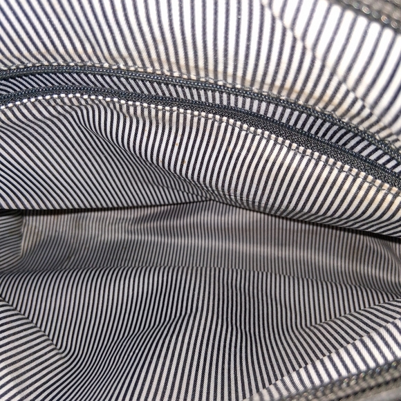 Elevate your style with this sleek woman's bag in black and gray. - Picture 3 of 3